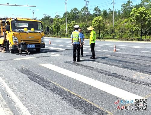 上高交警 優(yōu)化交通設(shè)施 守護交通安全 圖